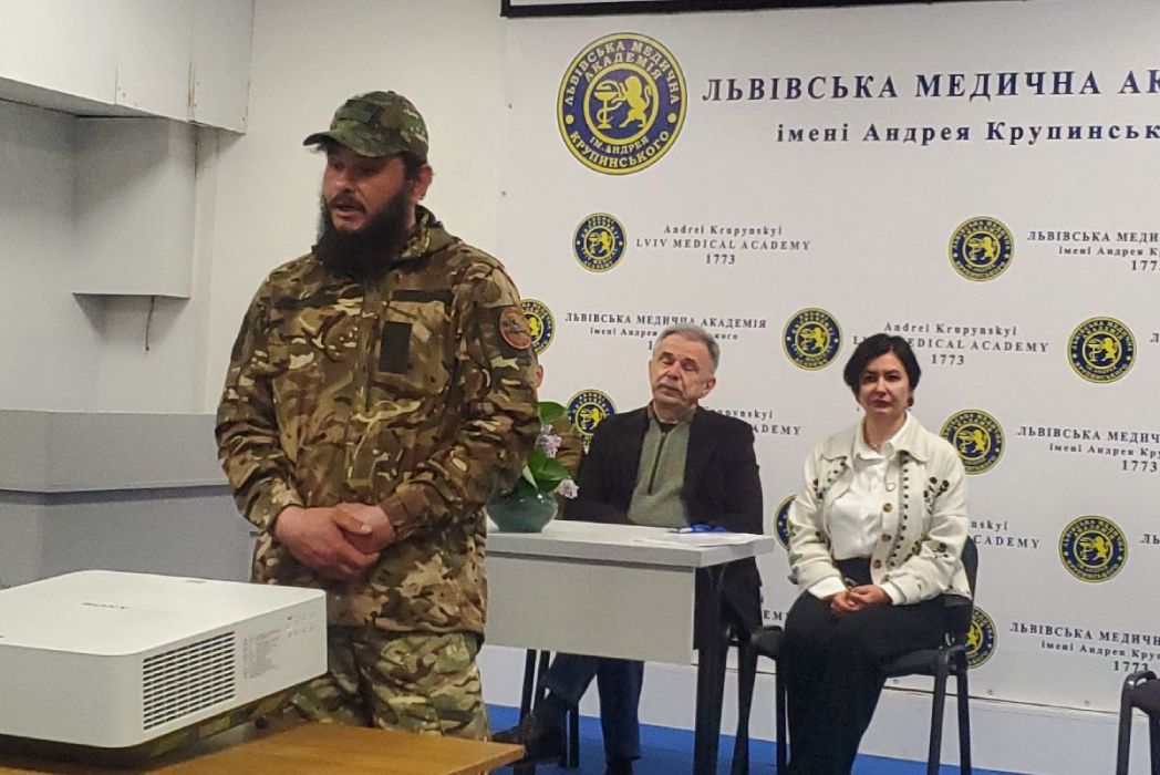 Детальніше про статтю ЗУСТРІЧ З ВОЄННИМИ ПИСЬМЕННИКАМИ