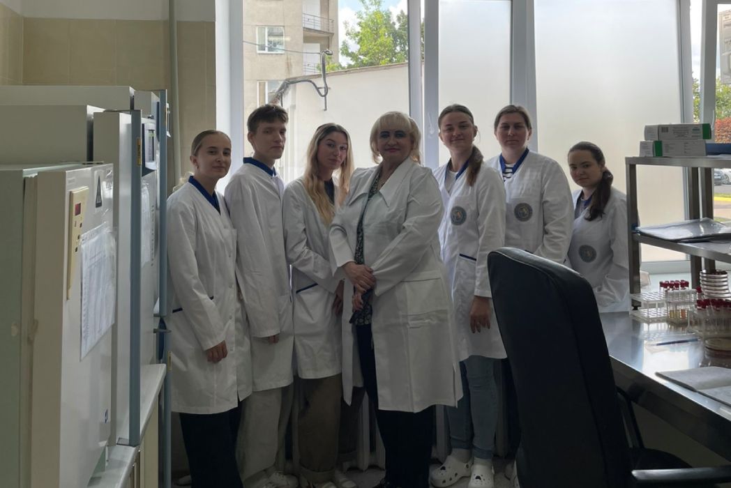 Детальніше про статтю Завідувач кафедри лабораторної медицини Федорович У.М. відвідала здобувачів освіти групи 2ЛД12 (вади слуху) на виробничій практиці