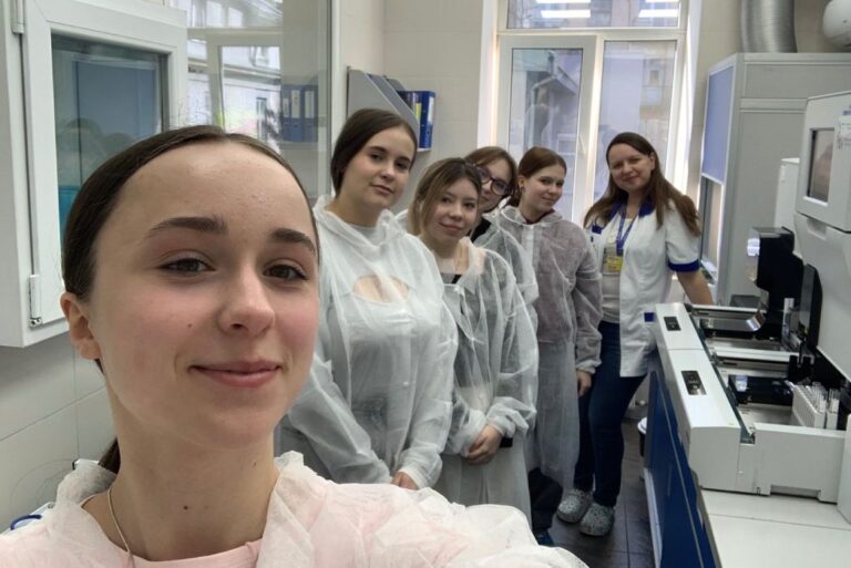 Екскурсія лаборантів у лабораторію СІНЕВО