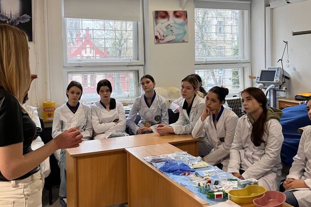 Детальніше про статтю Тренінг з медсестринства на тему: «Важливість, аспекти інфекційного контролю у стаціонарних закладах. Постановка переферичного венозного катетеру, внутрішньовенний та капілярний відбір крові у дітей та дорослих»