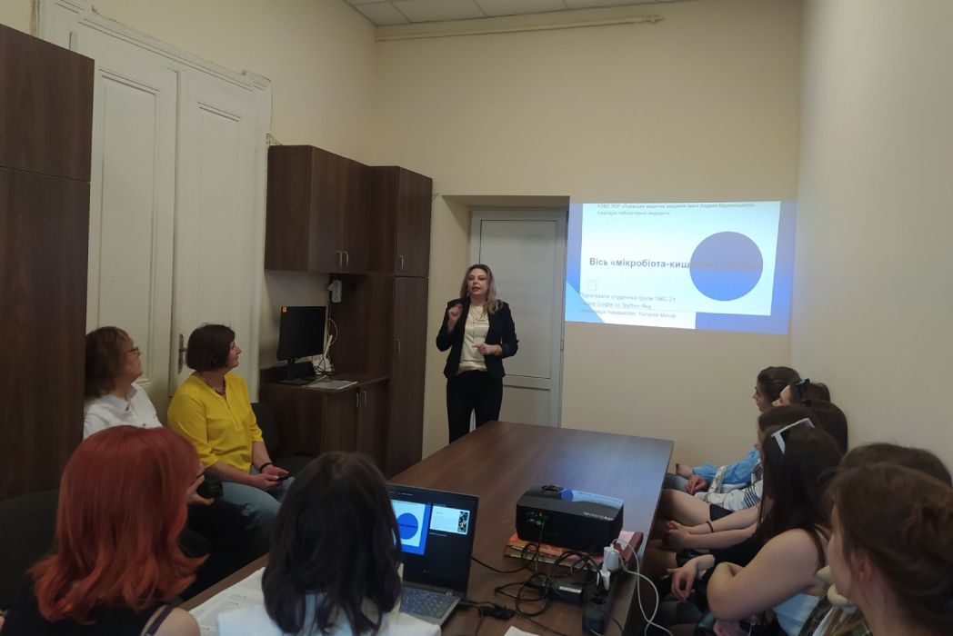Детальніше про статтю Мікросвіт у нашій голові: як кишківник керує настроєм та інтелектом