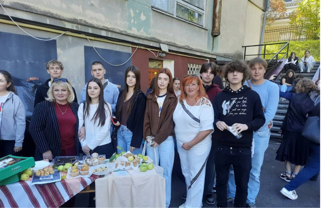 Детальніше про статтю 28 вересня в Академії відбулася благодійна ярмарка на підтримку Збройних Сил України!