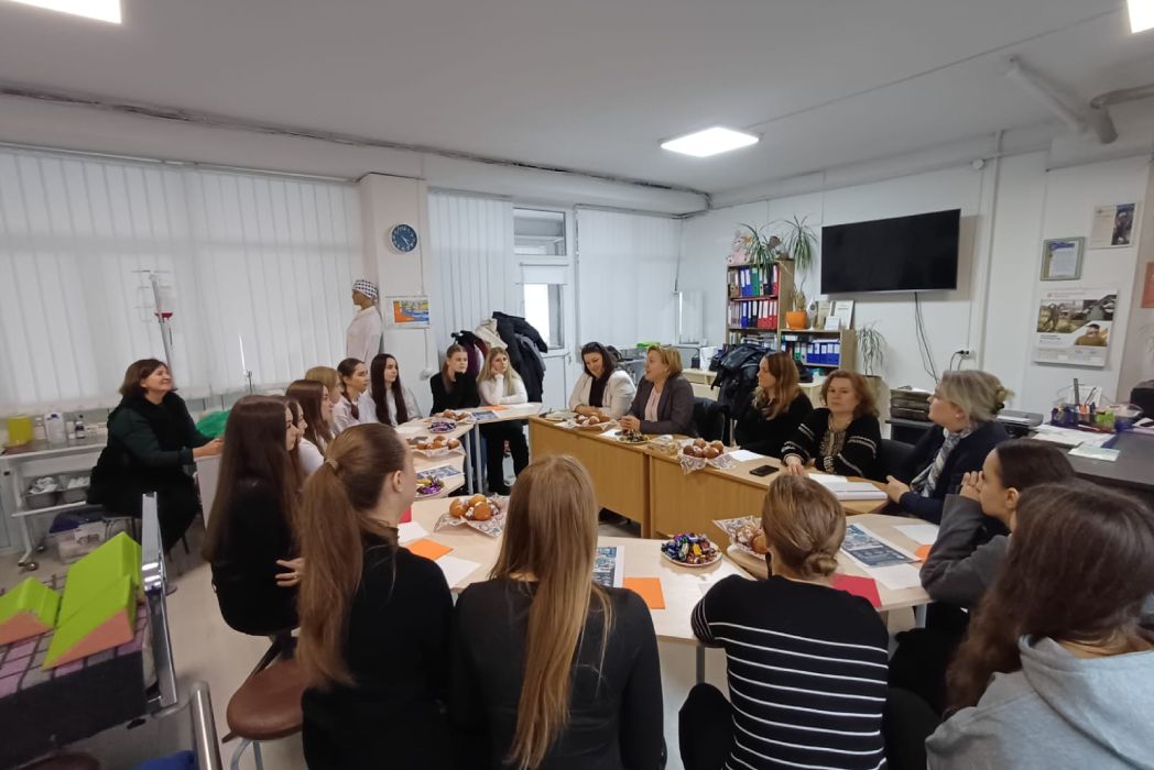 Детальніше про статтю Відкрита зустріч у межах проєкту “ПРОФЕСІЯ БЕЗ ФІЛЬТРІВ” із представниками відомої мережі медичних лабораторій «ЕСКУЛАБ».
